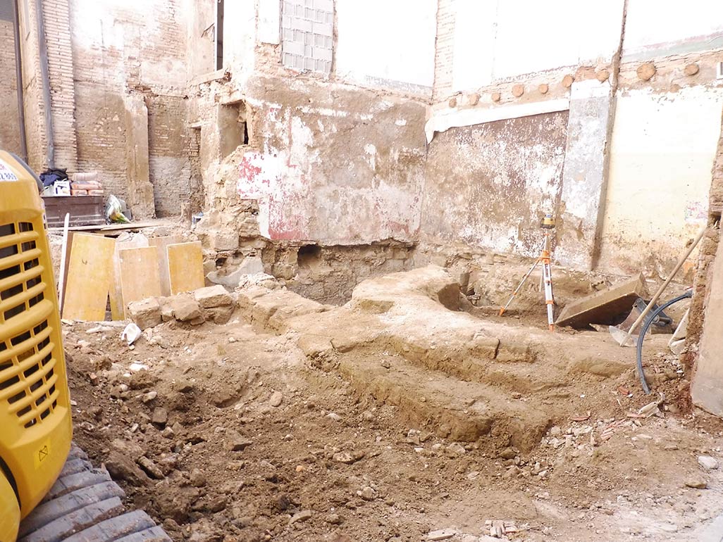 Unas obras en una calle han destapado unas ruinas en Uesca