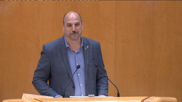 retrato de joaquín egea durante la intervención por los 100 mbs antes de los votos en contra del PSOE y PP