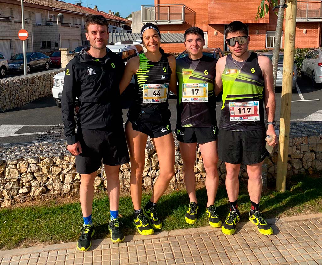 Daniel Puyuelo y Raul Gargallo de la federación aragonesa de montañismo posan con sus dorsales de la copa española de carrera de montaña