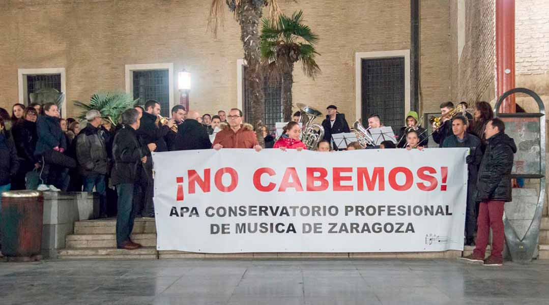 Un grupo de personas concentradas con la pancarta "No cabemos en el conservatorio"