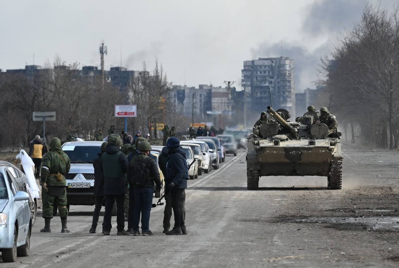 corredor en mariupol con tanques y soldados y coches que sirve de apoyo para la noticia de Uesca