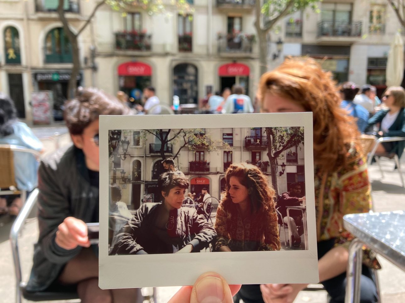 Sandra Cendal y Marina Beloki en una terraza hablando sobre autoras
