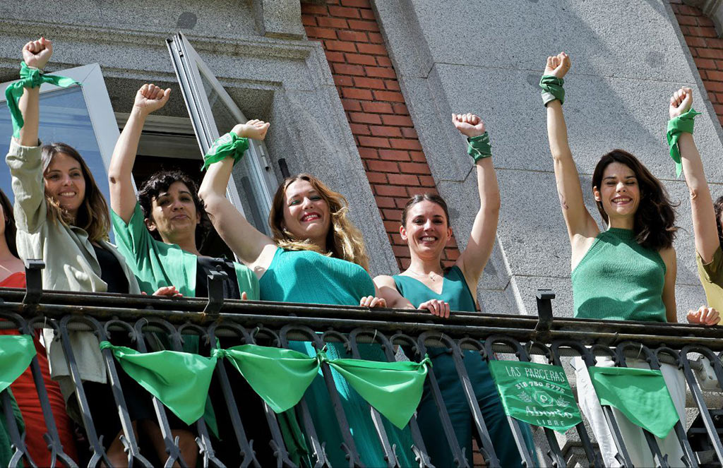 Irene Montero, ministra de igualdad del gobierno español, celebra junto a sus compañeras de gobierno la aprobación de la reforma de la ley del aborto