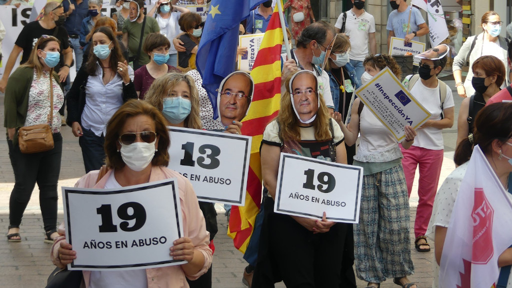 Un grupo de personas se manifiestan contra la convocatoria de oposiciones en Aragón