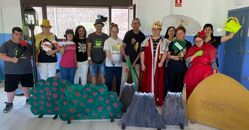 Grupo de teatro del centro Nazaret con los trajes de la obra que representarán en Imaginaria.