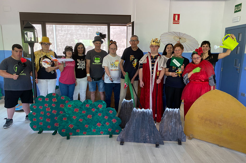 Grupo de teatro del centro Nazaret con los trajes de la obra que representarán en Imaginaria.
