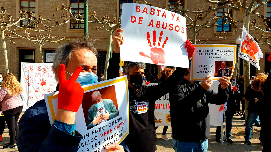Un grupo de personal interino de STEPA sostienen carteles en los que se lee "basta ya de abusos"