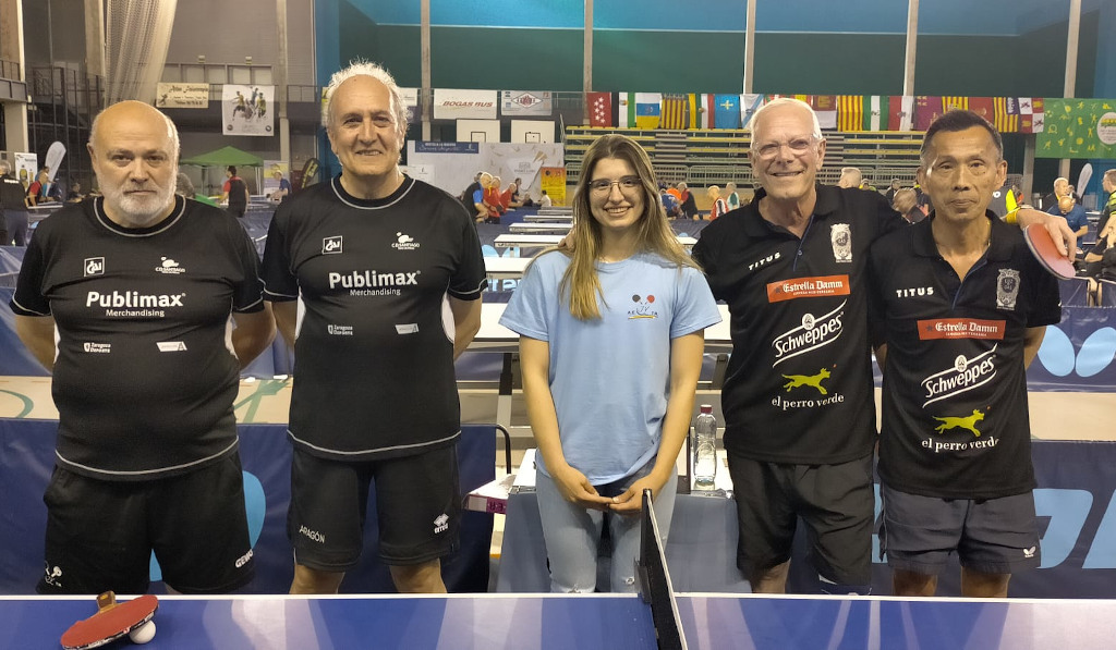 Cinco jugadores y jugadoras del equipo de tenis de mesa de segunda división de aragón con sus camisetas del equipo posan