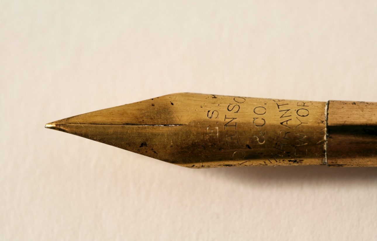 La punta de una pluma antigua para ejemplificar una noticia de poesía en el barrio de torrero