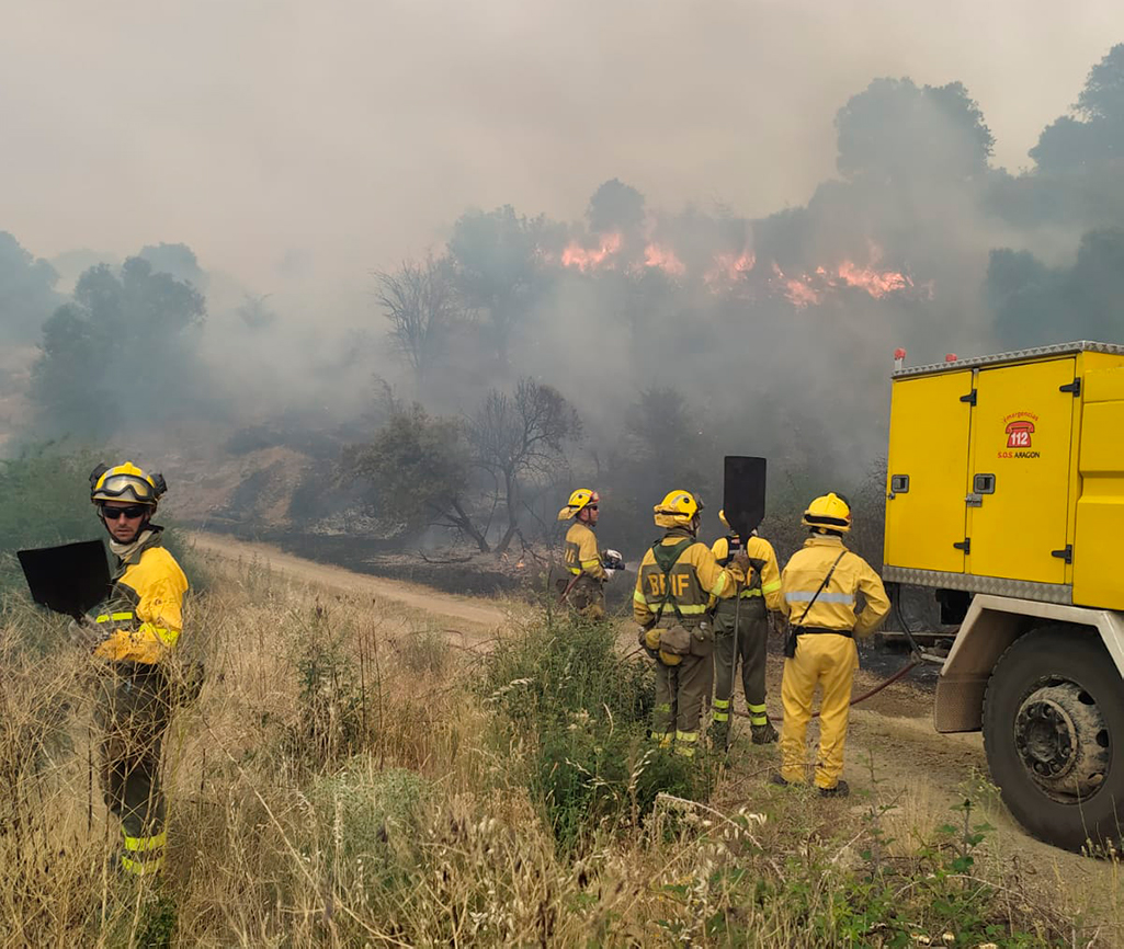 Bomberos de las brif contra el incendio en Castejon de Hornos
