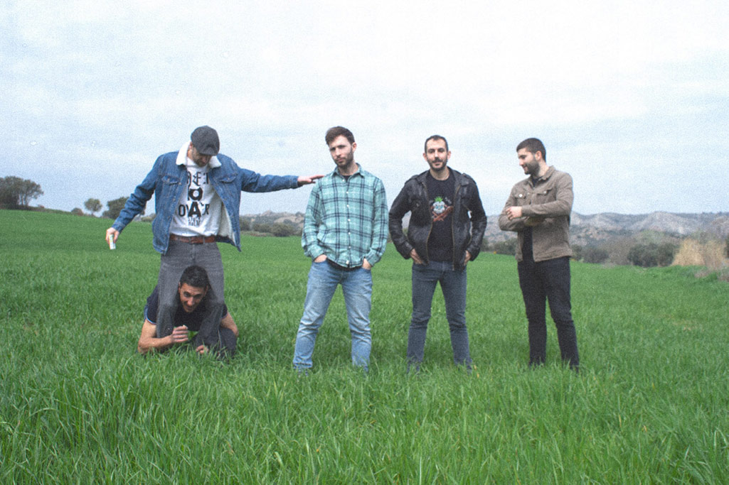 Los cinco integrandes de au d'asti en un campo verde
