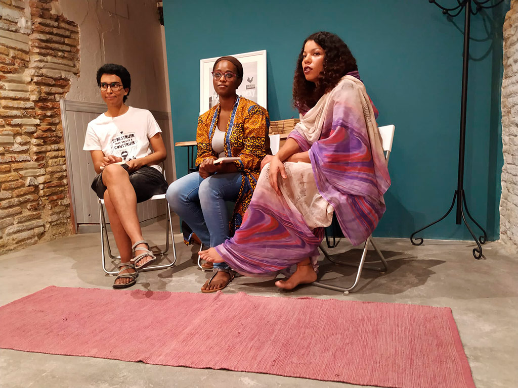 Tres personas sentadas en sillas presentando el libro devenir seiba