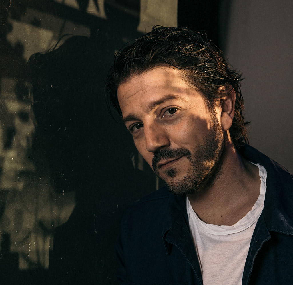 El actor posa con sombras en la cara en una foto apra ilustrar el festival