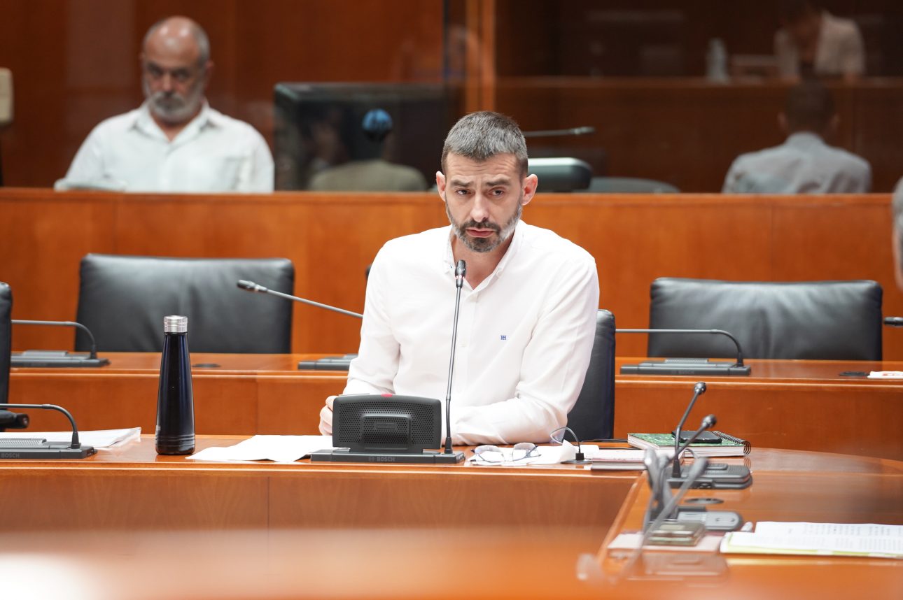 Álvaro Sanz en una de las comisiones de las cortes de aragón para ilustrar esta noticia sobre fp