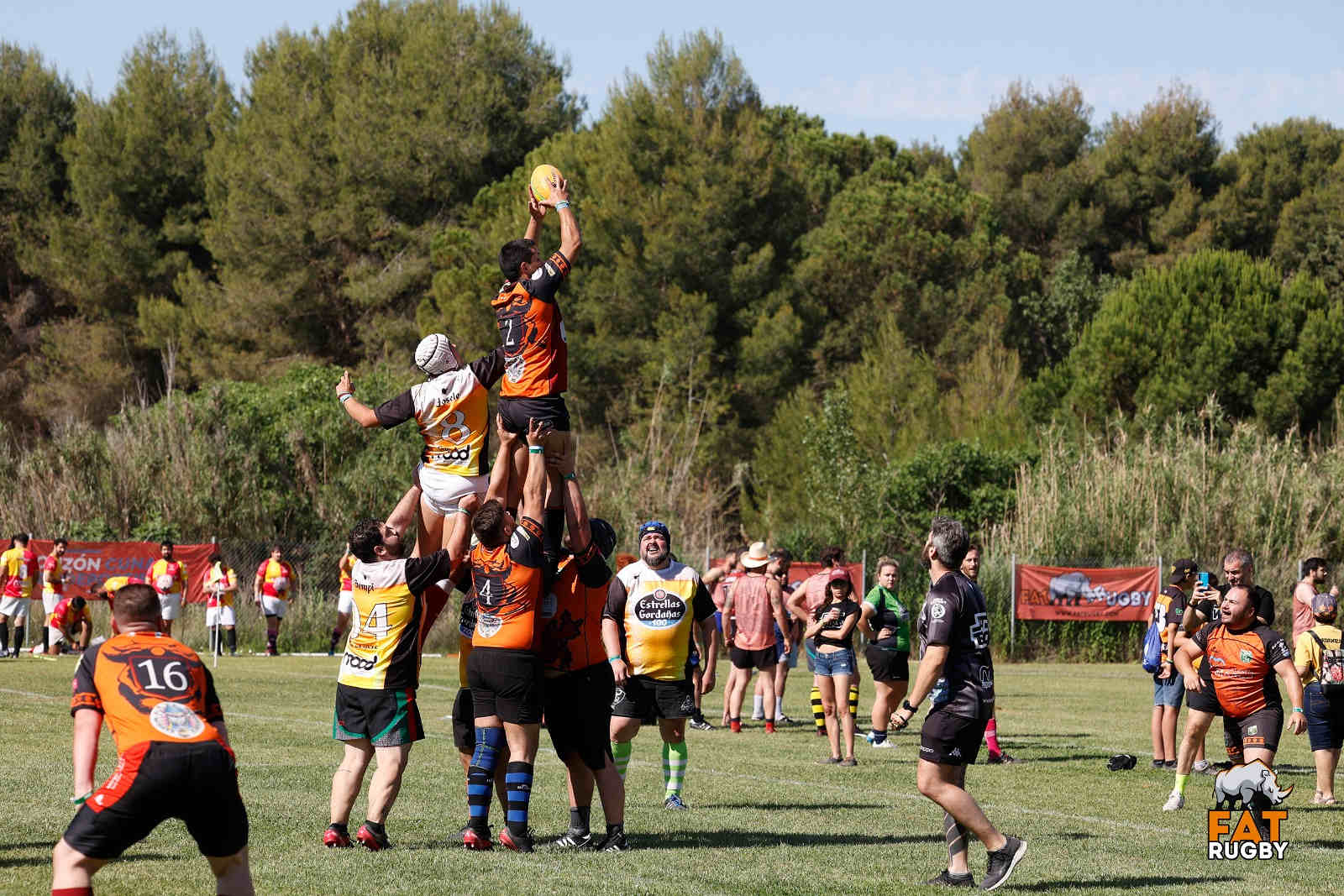 Varios jugadores de rugby en el campo del Quebrantahuesos Rugby Club