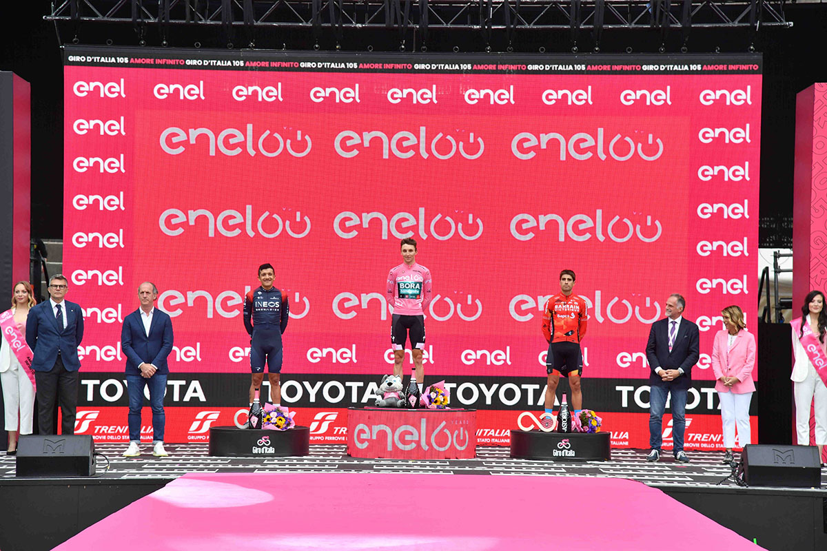 Los ganadores del Giro de Italia posan en los podiums