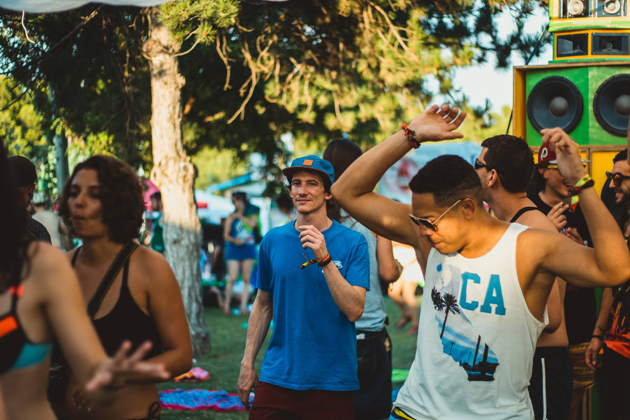 Un grupo de personas en un camping disfrutando de la música en un festival