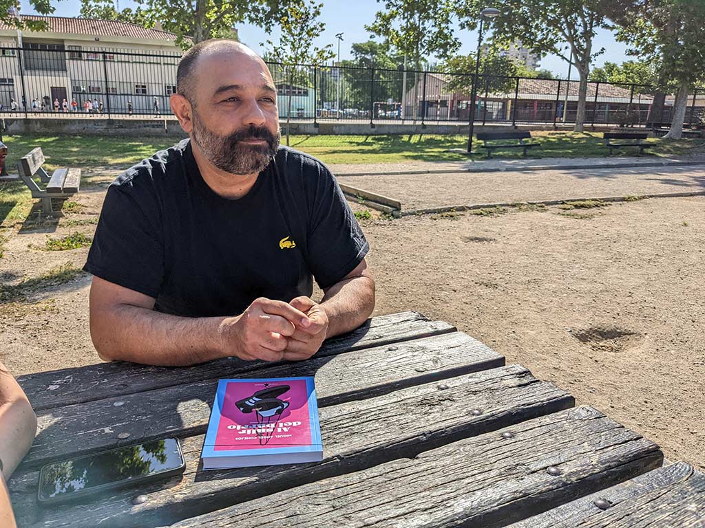 Miguel Angel Conejos mira al infinito sentado en el parque de la jota, con su libro en la mesa