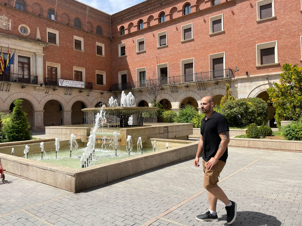 El concejal de Ganar Teruel, Nicolás López, en la Fuente de San Juan de Teruel