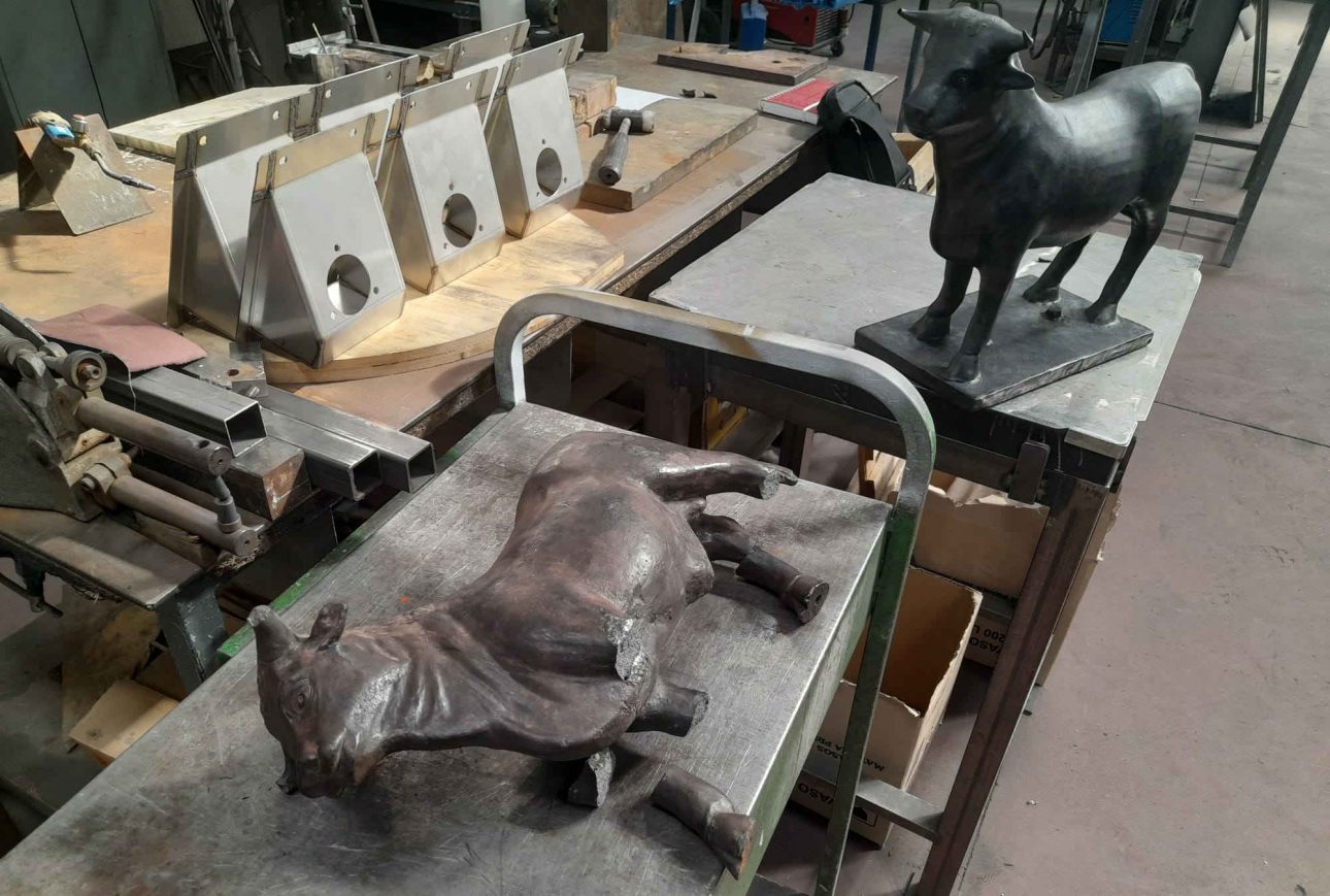 El Torico con la réplica en 3D, que estaba en el Museo de la Vaquilla, y que se ha trasladado a Zaragoza para facilitar las labores de restauración
