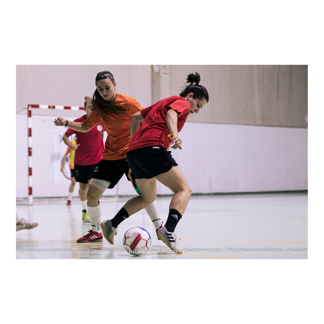 jugadoras de fútbol sala femenino juegan a su deporte