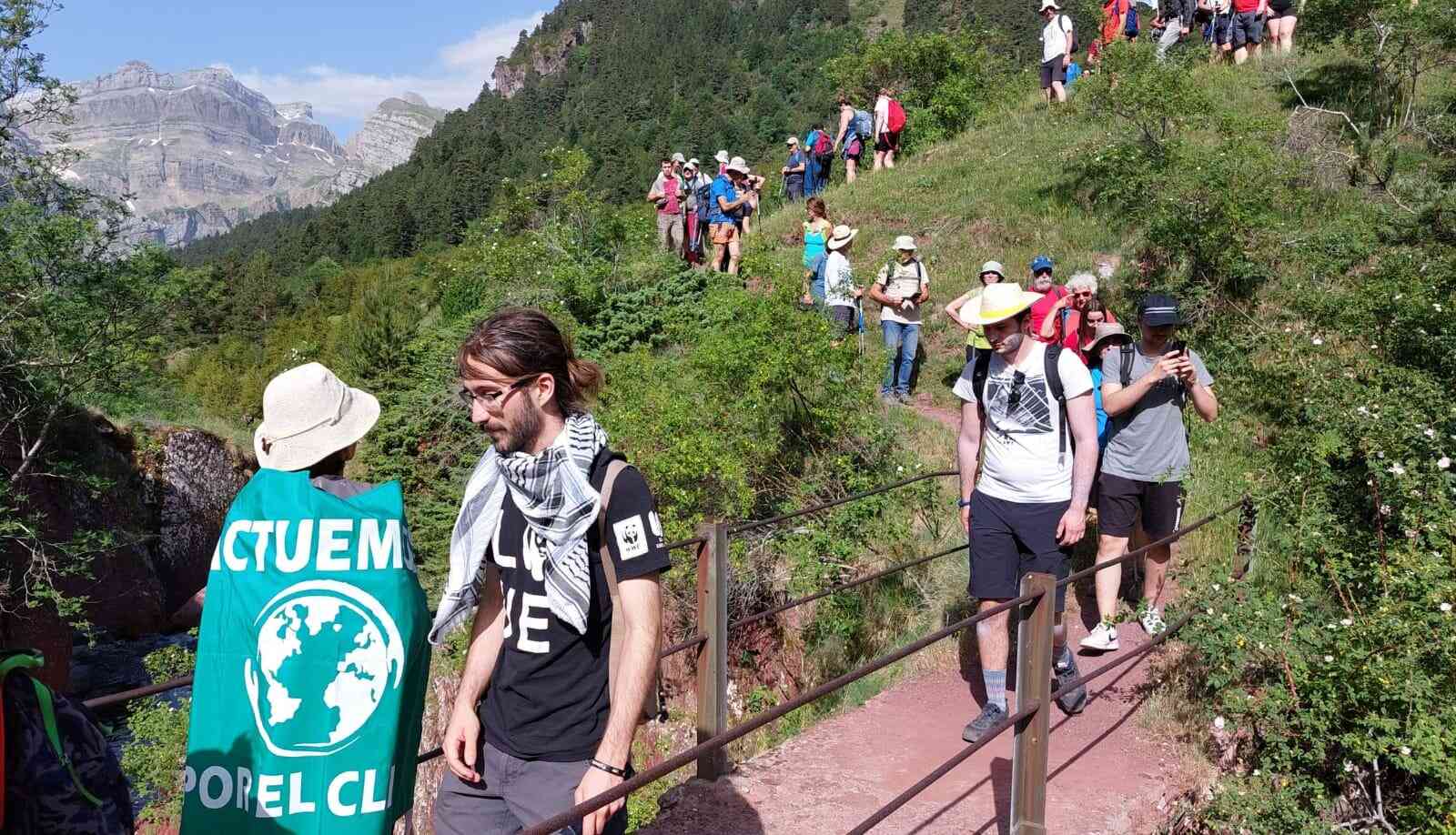 un grupo de personas recorriendo un camino de Canal Roya