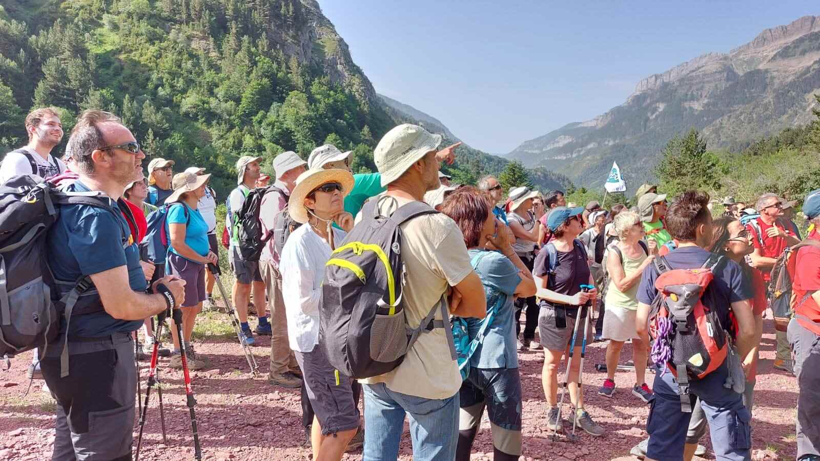 Un grupo de personas observando el paisaje de Canal Roya