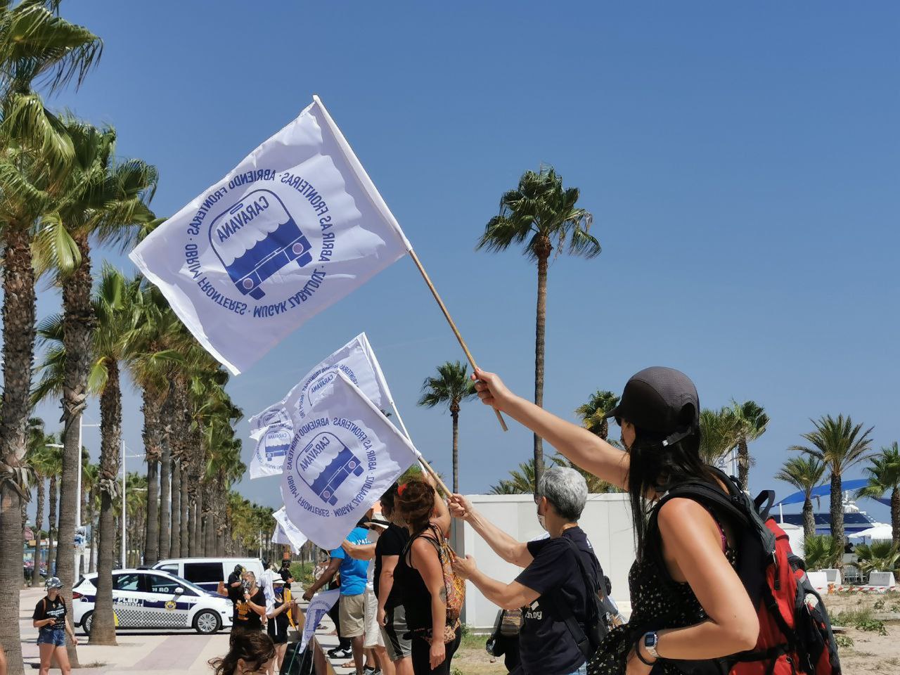 Un grupo de personas con banderas en la mano contra las fronteras en la caravana