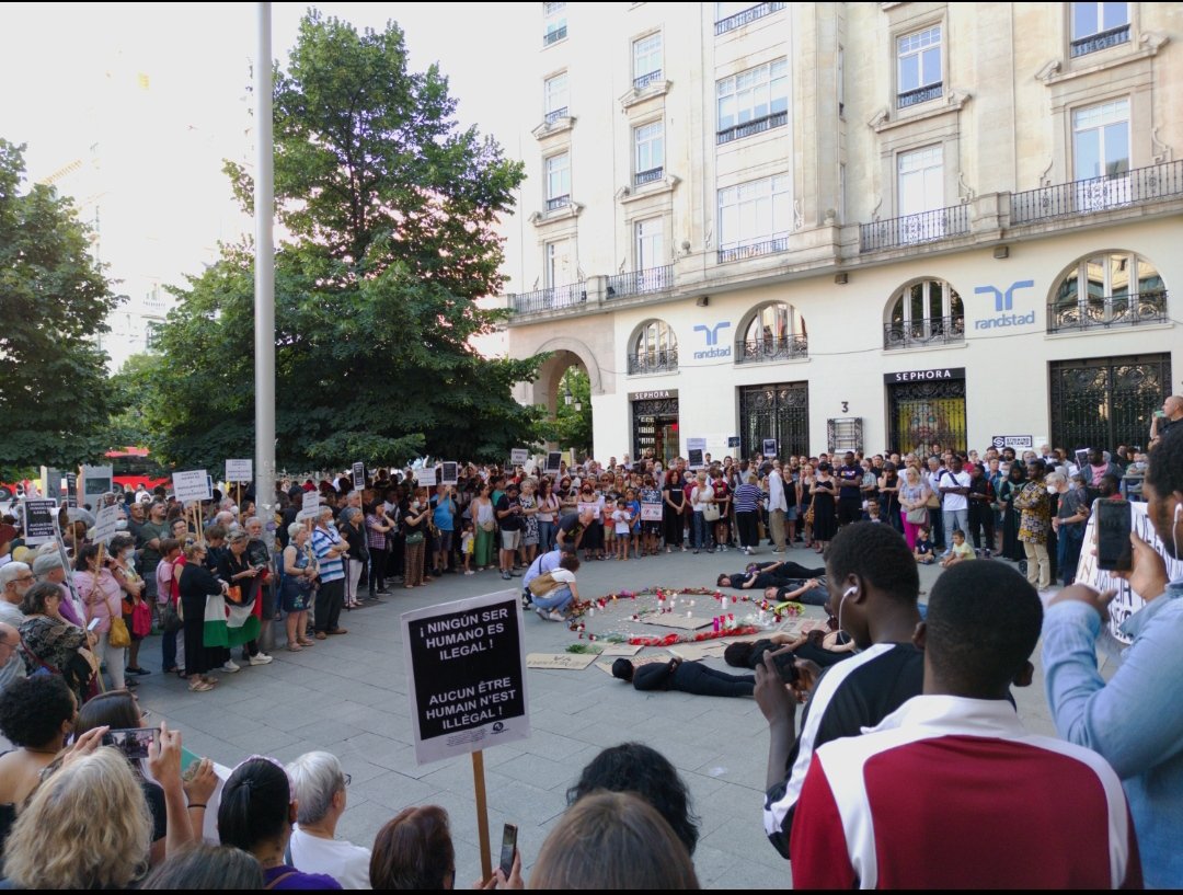 Personas en círculo concentradas en plaza españa de zaragoza