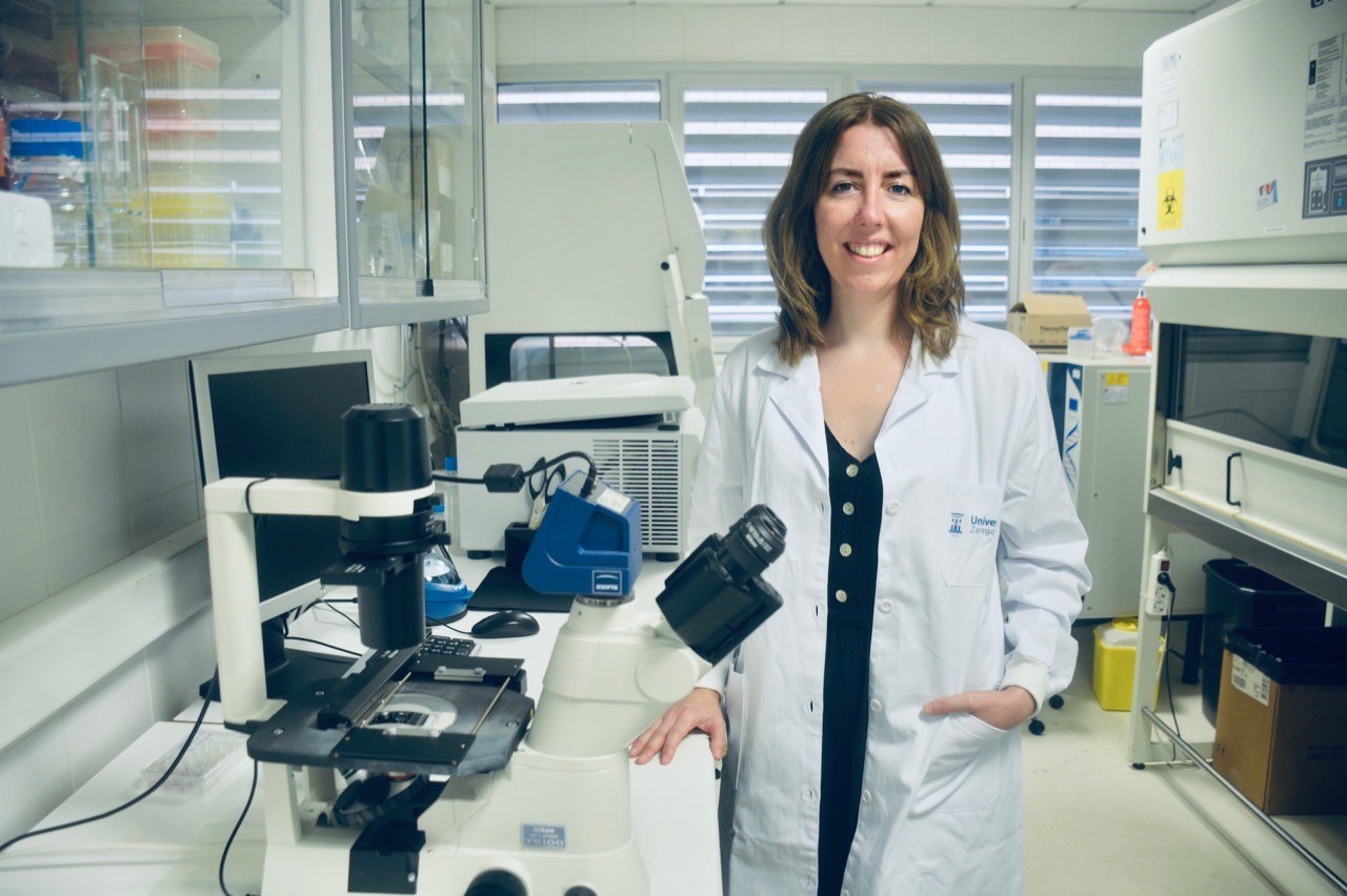 Raquel Manzano Martínez, en el campus de Veterinaria de la Universidad de Zaragoza, donde realiza su investigación
