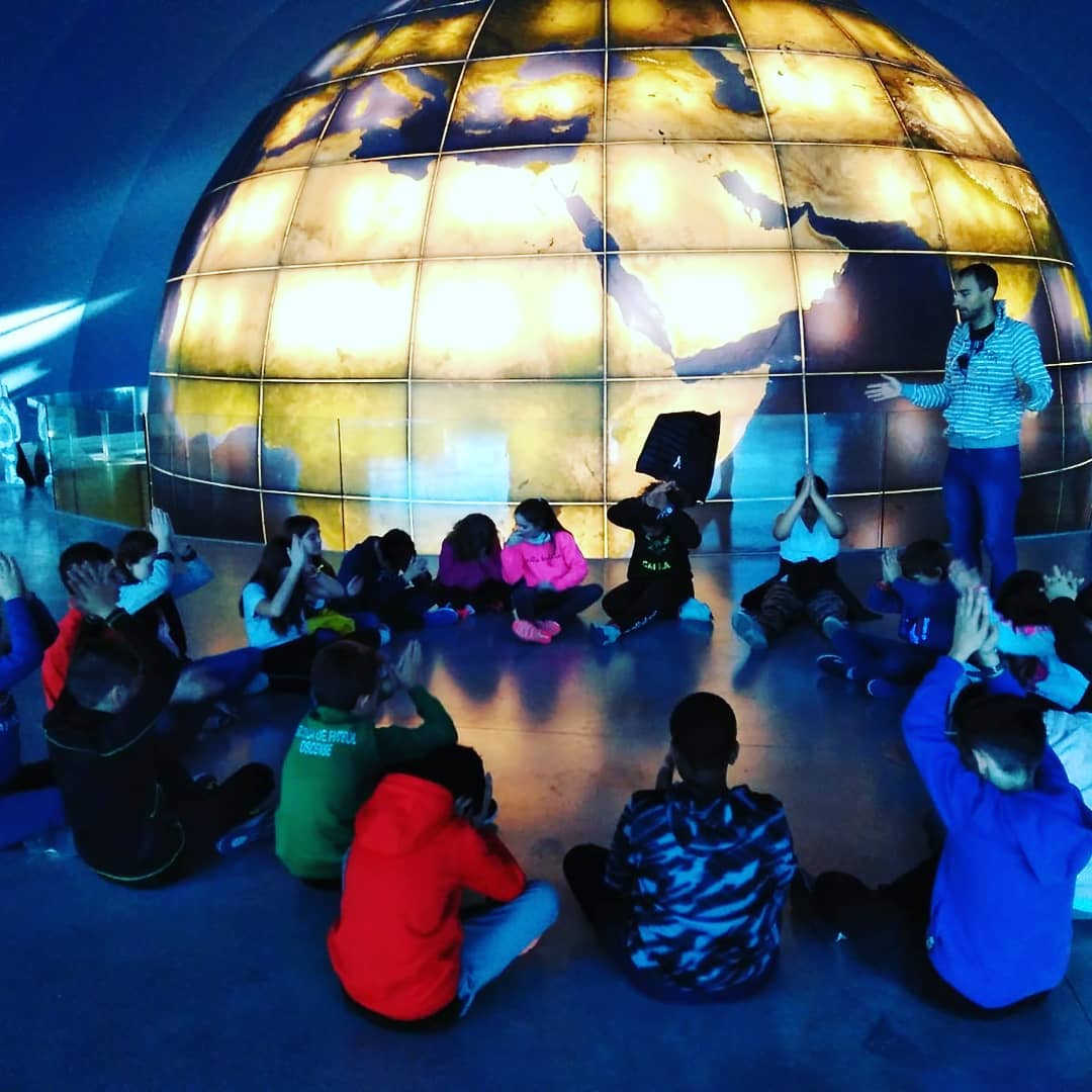 Actividad en el planetario de la Ciudad de los Niños y las Niñas