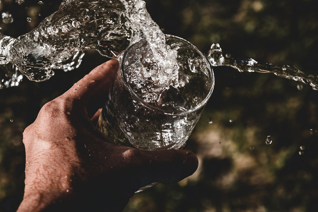 un vaso de agua para refrescarse en la ola de calor en zaragoza