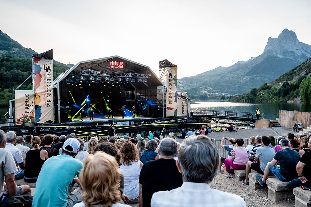 B Vocal en directo en el escenario flotante de Pirineo Sur en Lanuza