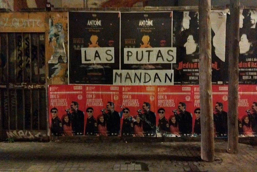 pared con un mural que pone las putas mandan
