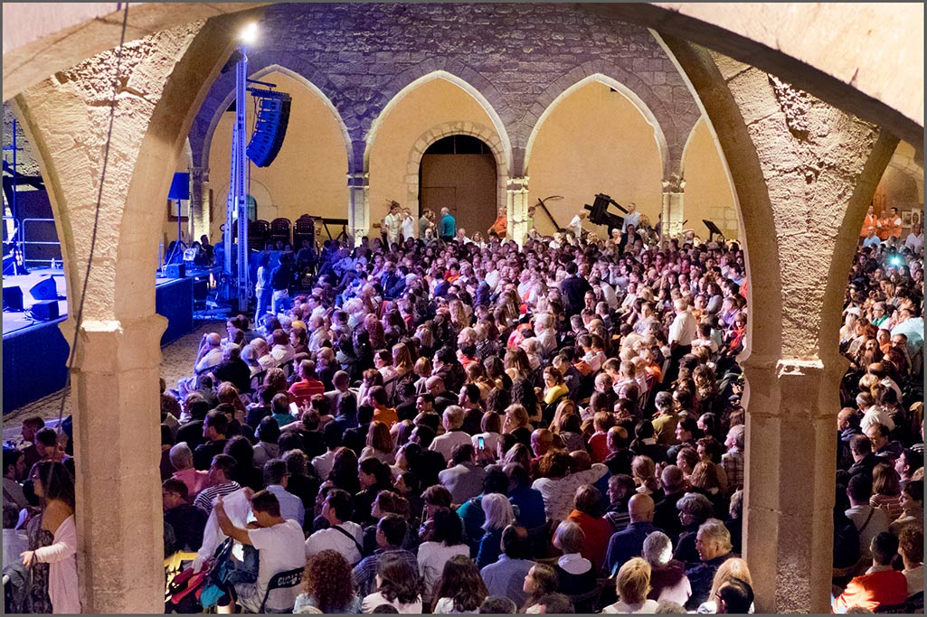 Gente disfrutando de un concierto