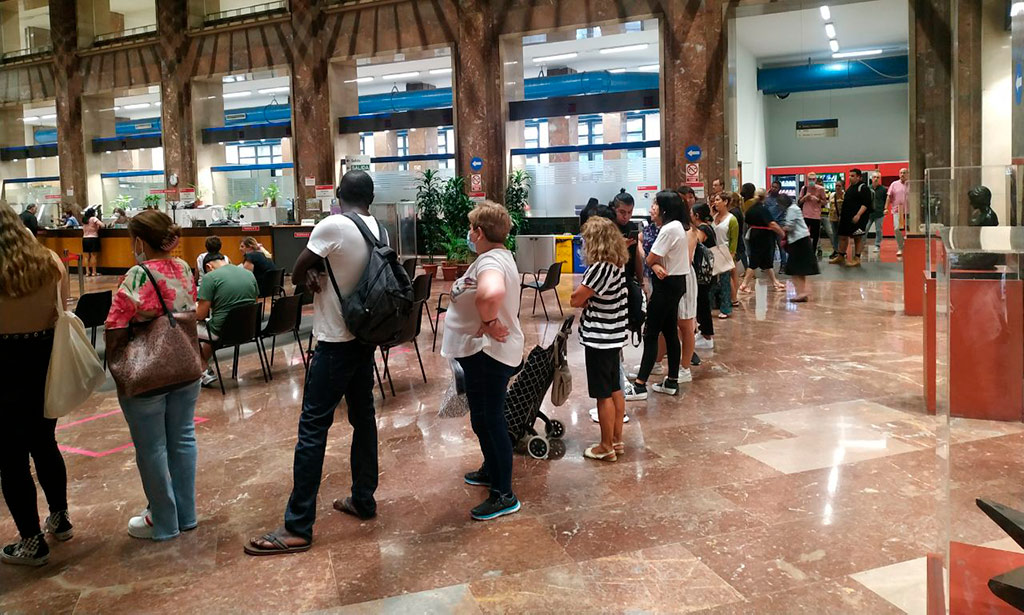 Hall del Ayuntamiento de Zaragoza con filas de hasta tres horas para hacer gestiones