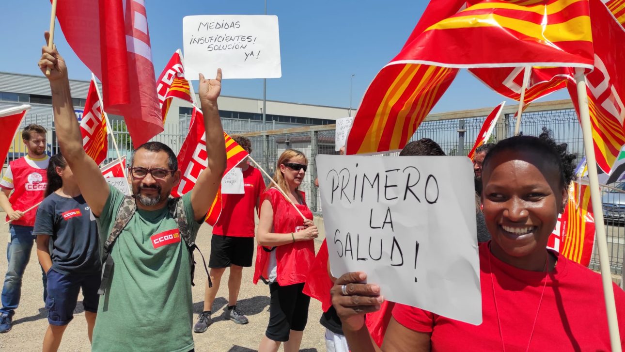 varias personas concentradas y una con un cartel que pone primero la salud