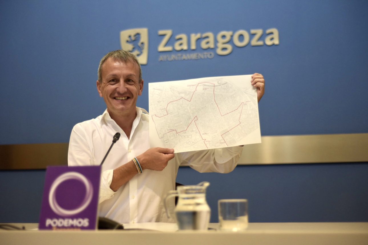 Rivarés posando con el mapa del bus de barrio