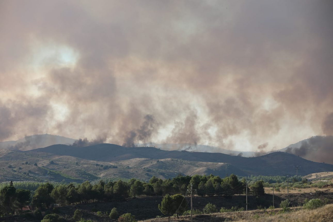 el monte de Ateca a lo lejos con el humo subiendo al cielo Aragón
