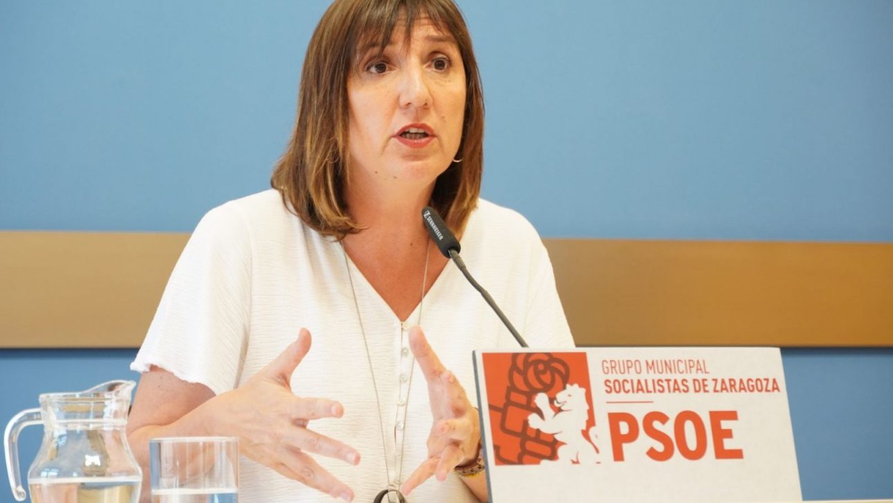 Lola Rnera hablando en la rueda de prensa sobre las facturas