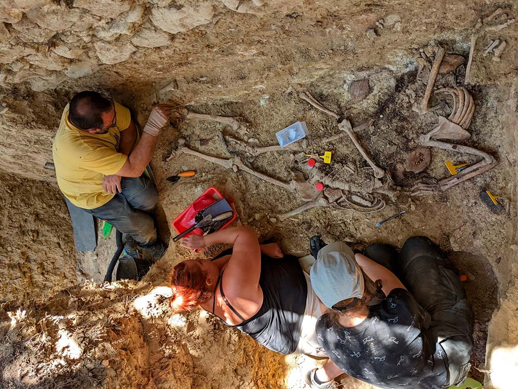 tres personas excavando los restos en Loscorrales