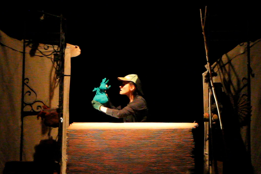 Una de las escenas del espectáculo con un títere