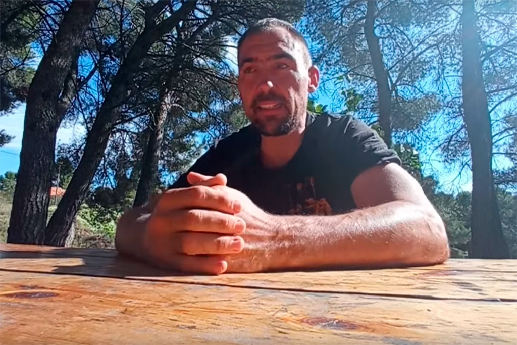 Jorge, durante uno de sus vídeos del batefuegos roto