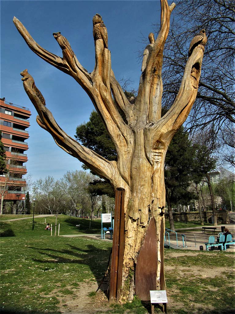 Almez muerto con escultura de animales en las ramas