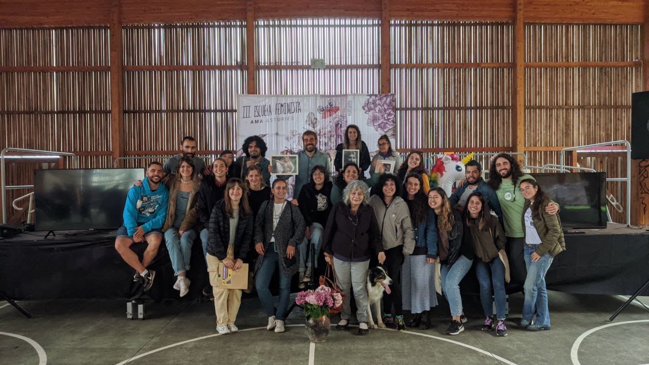 varias personas que participaron en este encuentro de feminismo posando para la foto