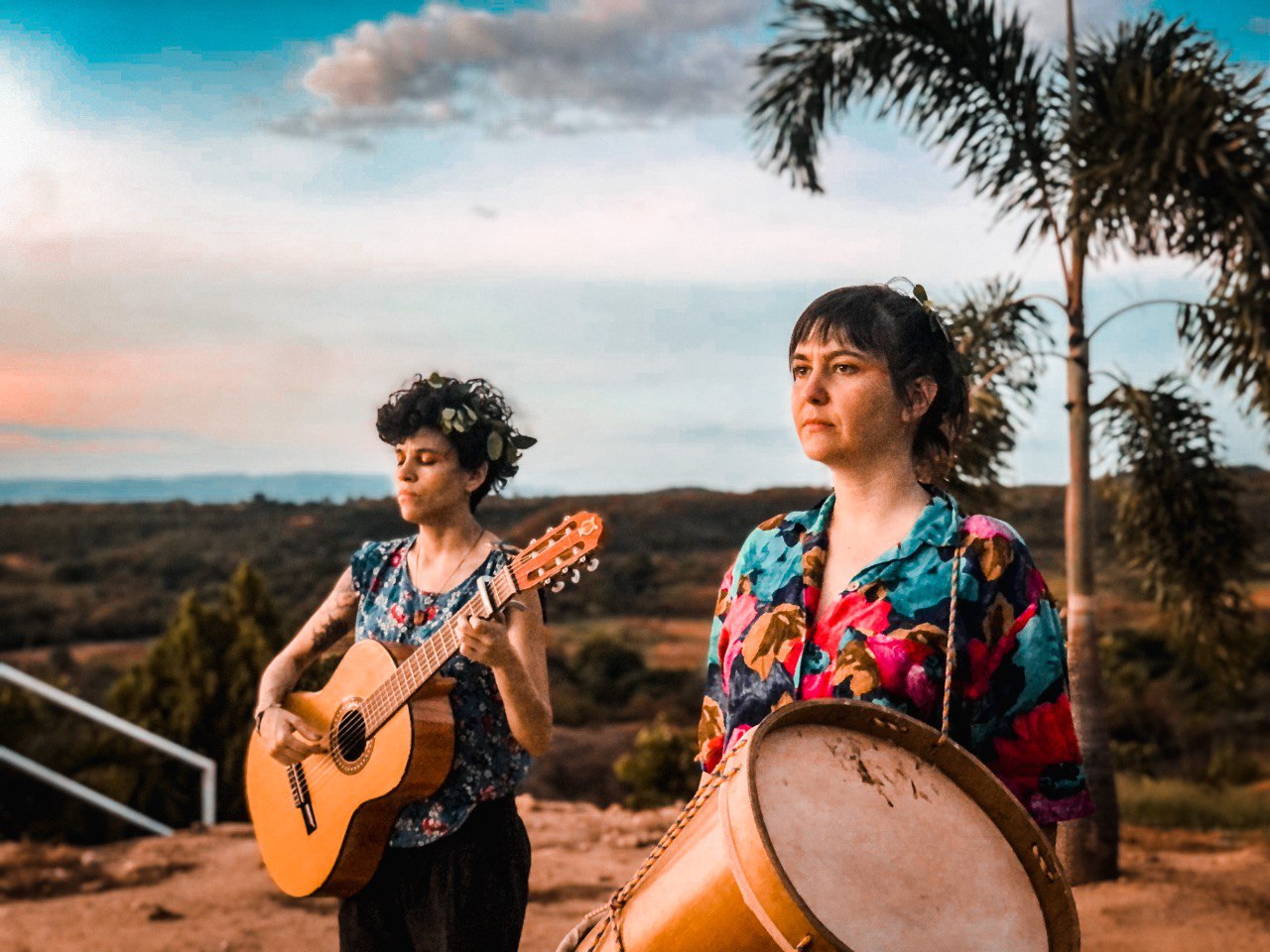 dos chicas con una guitarra y un pandero