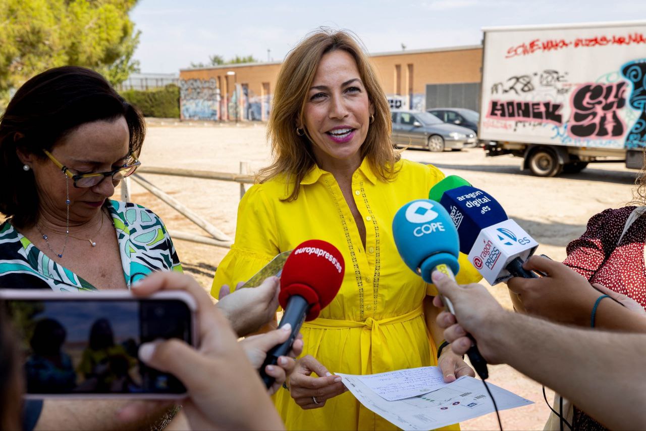 Natalia chueca hablando a los micrófonos de Zaragoza