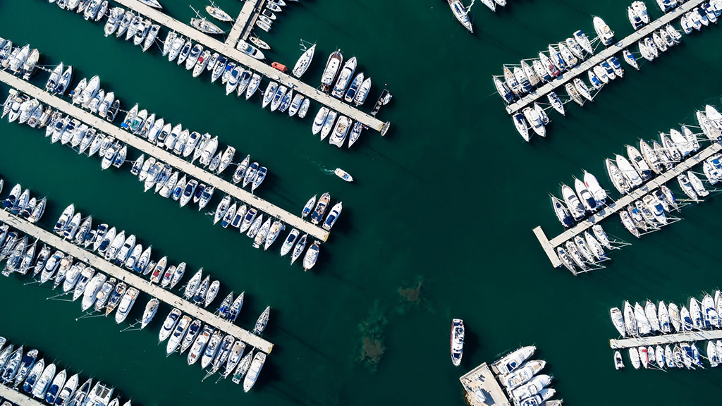 puerto con barcos de pasajeros y pasajeras
