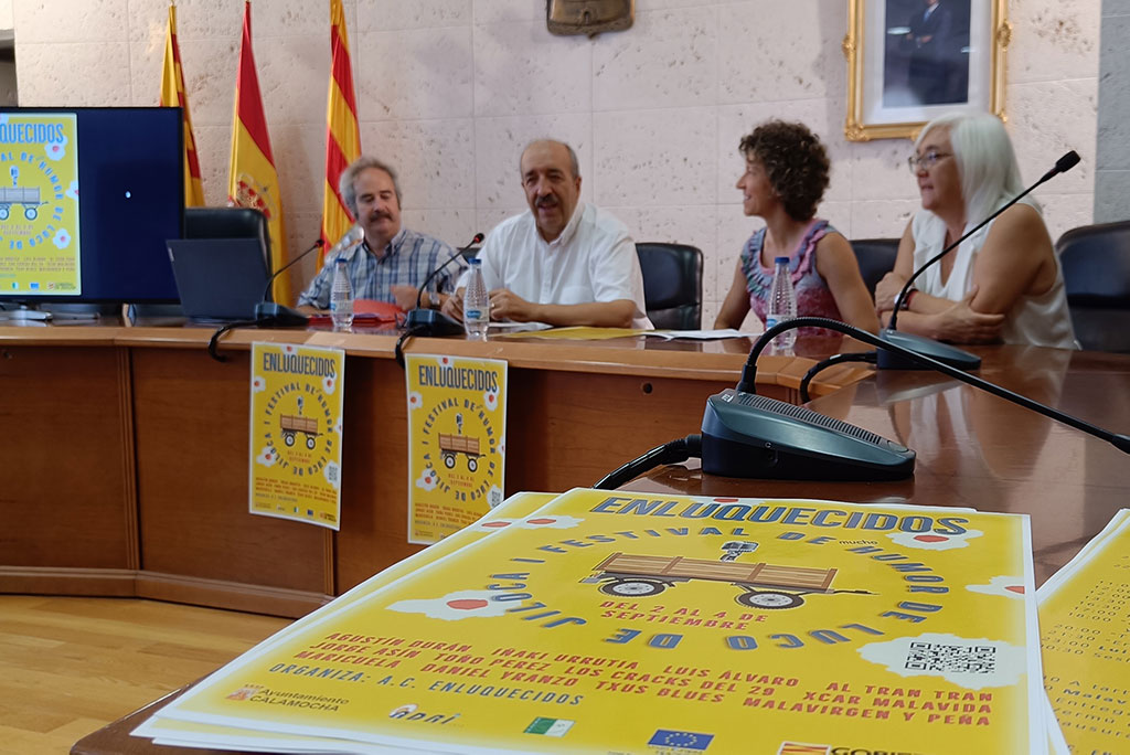 cuatro personas en la presentación del festival