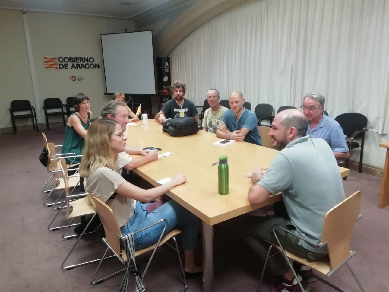varias personas en una mesa para hablar de incendios